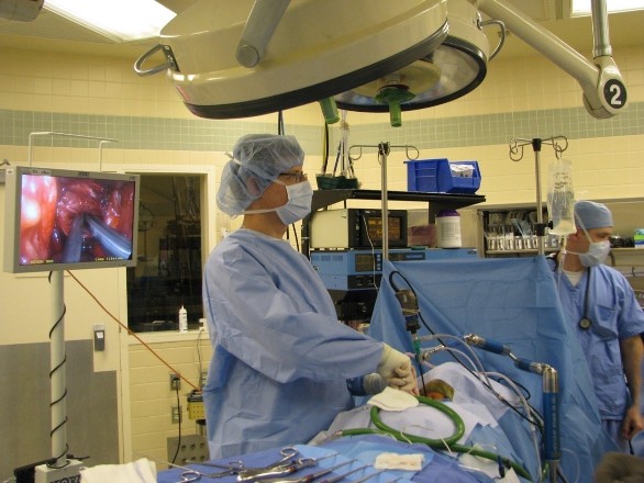 נוירוכירורג שלמה דוידוביץ בעת ניתוח פריצת דיסק